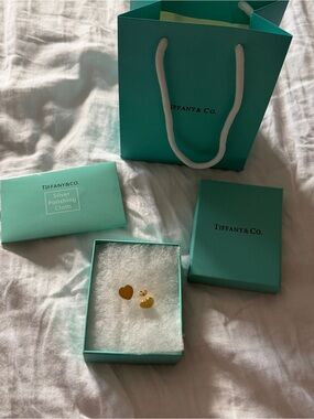 Tiffany & Co Gold Earrings 750 AU Includes bag, dust cloth, and box